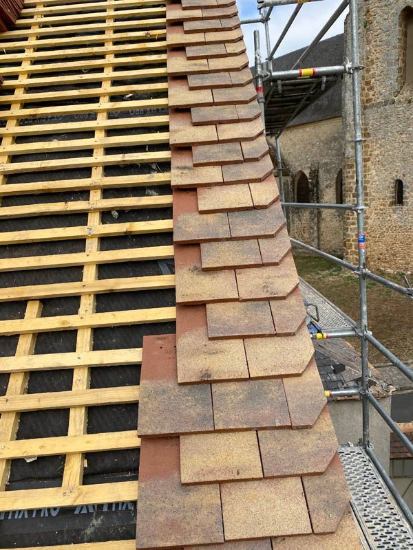 Toiture en cours de pose sur une charpente