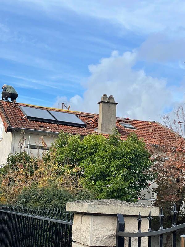 Toiture avec des panneaux solaires