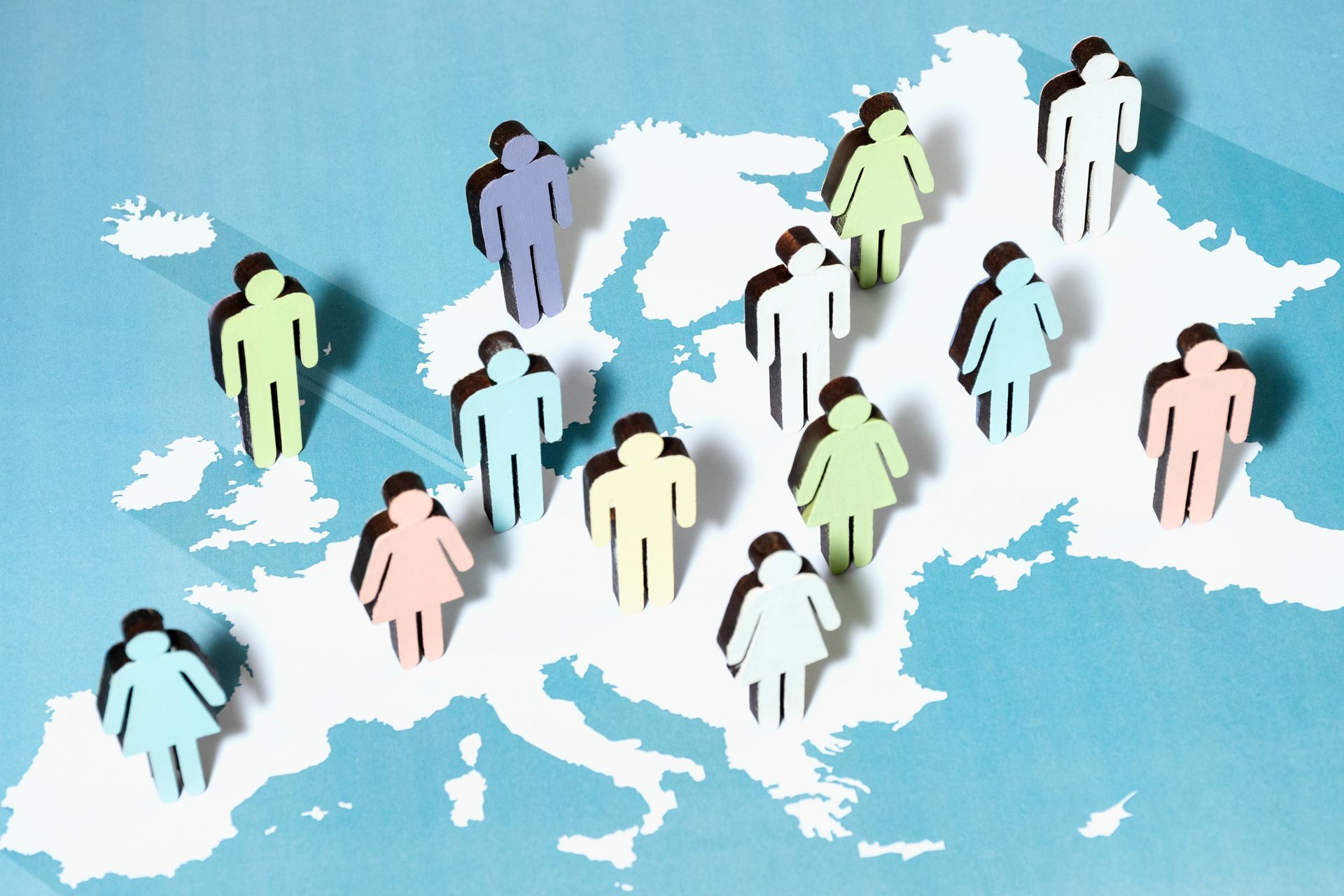 Mapa de Europa con recortes de personas en colores.