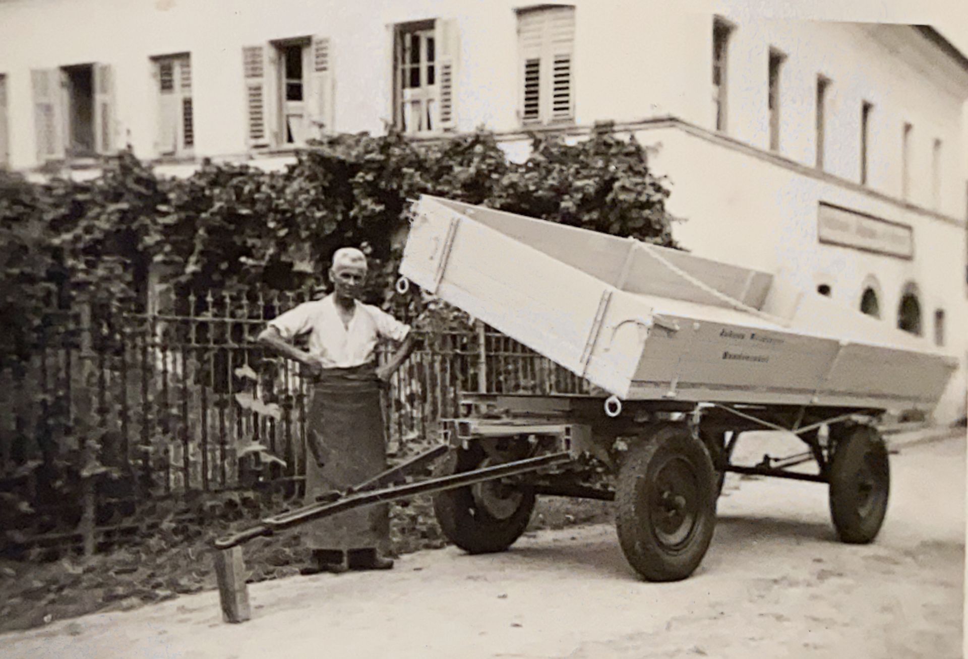 Historisches Foto mit Anhänger und Otto Kühberger