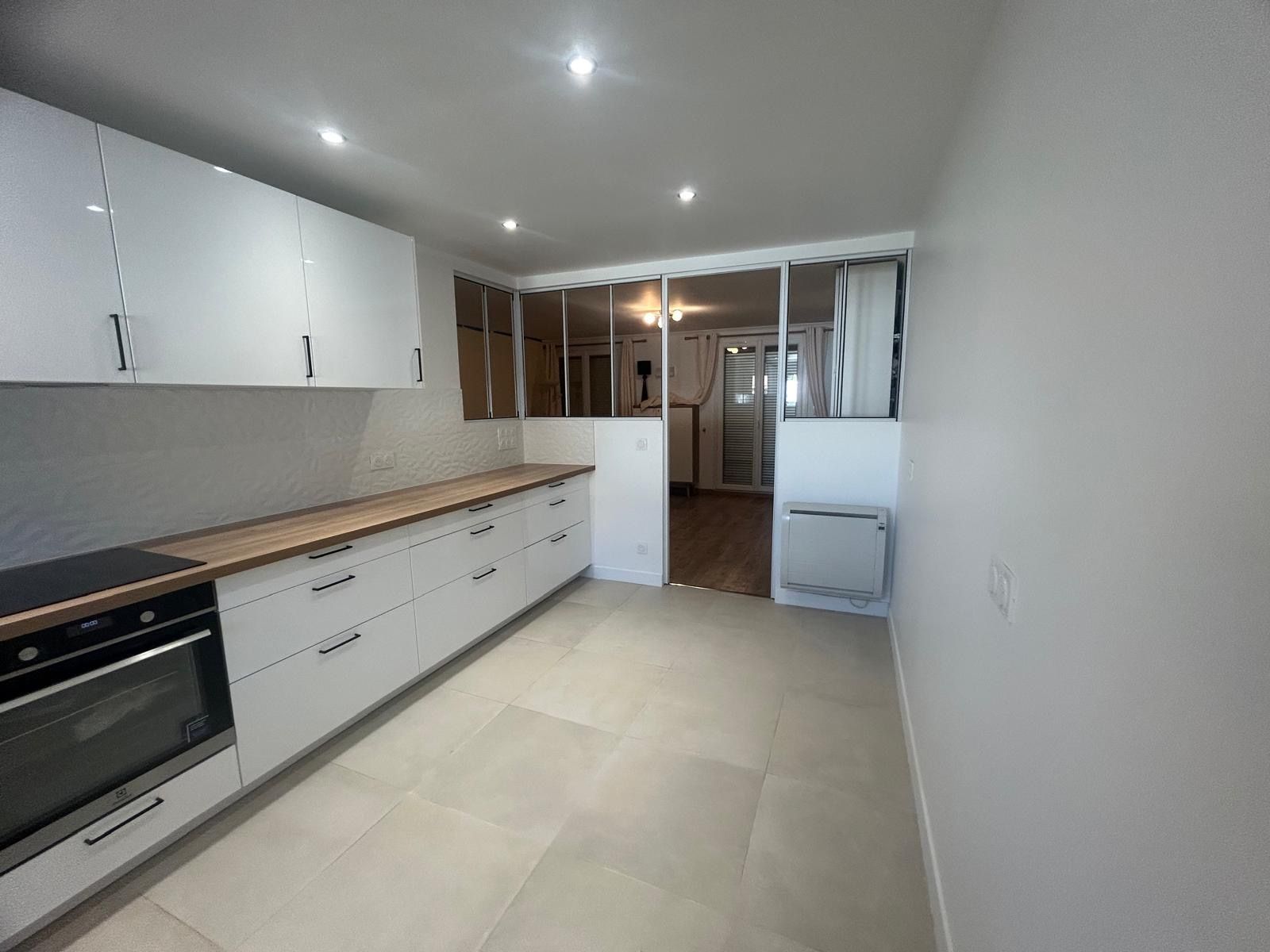 Cuisine avec murs verts