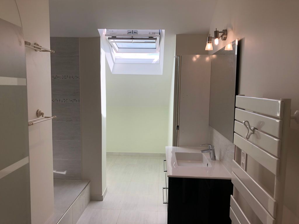 Salle de bains avec sèche-serviettes