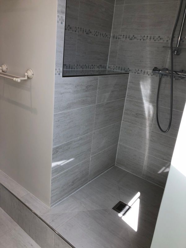 Douche et carrelage gris