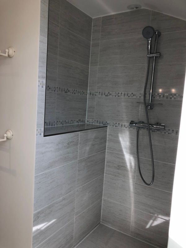 Douche avec étagère