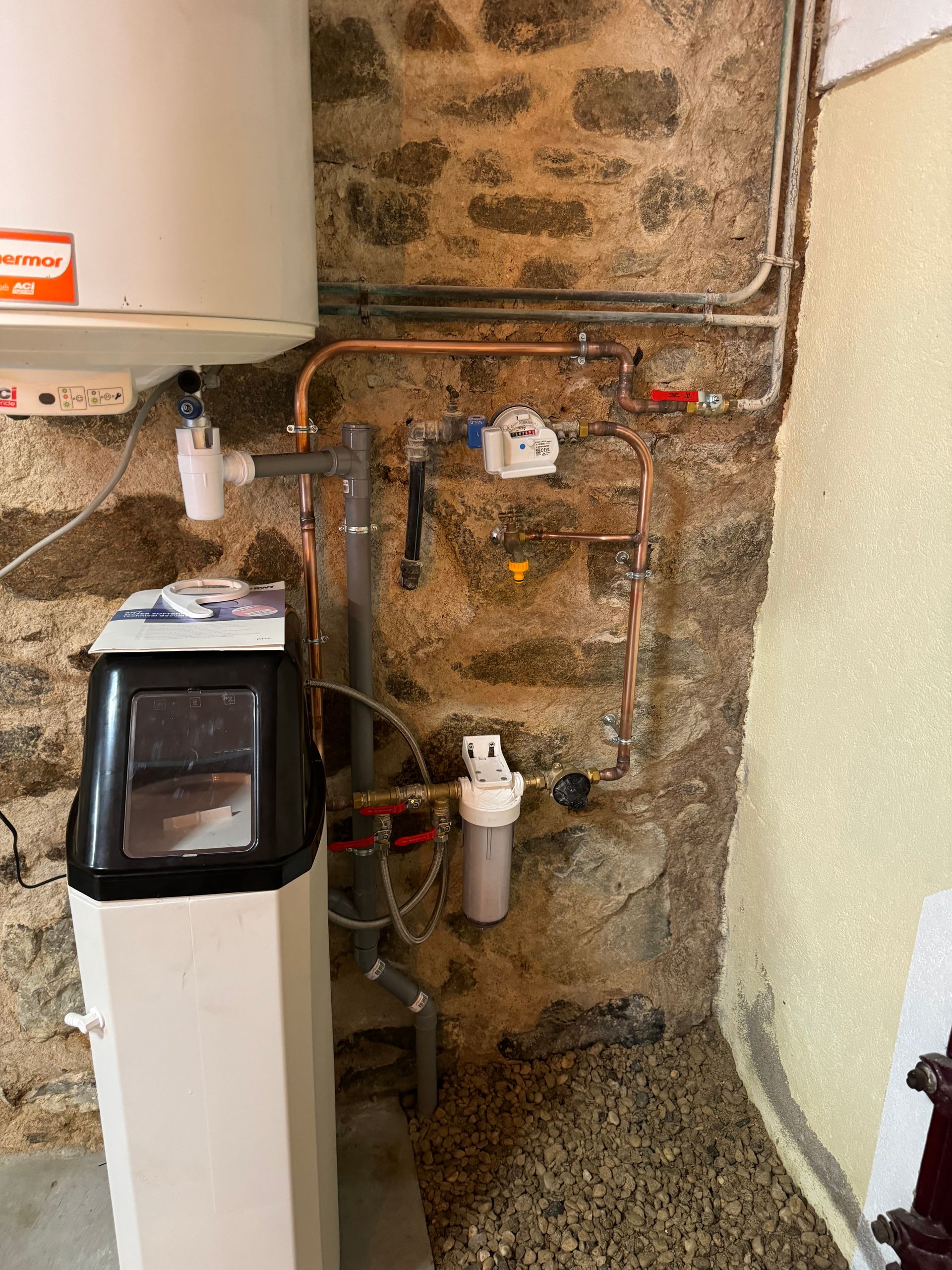 Chaudière raccordée avec un adoucisseur d'eau dans une cave