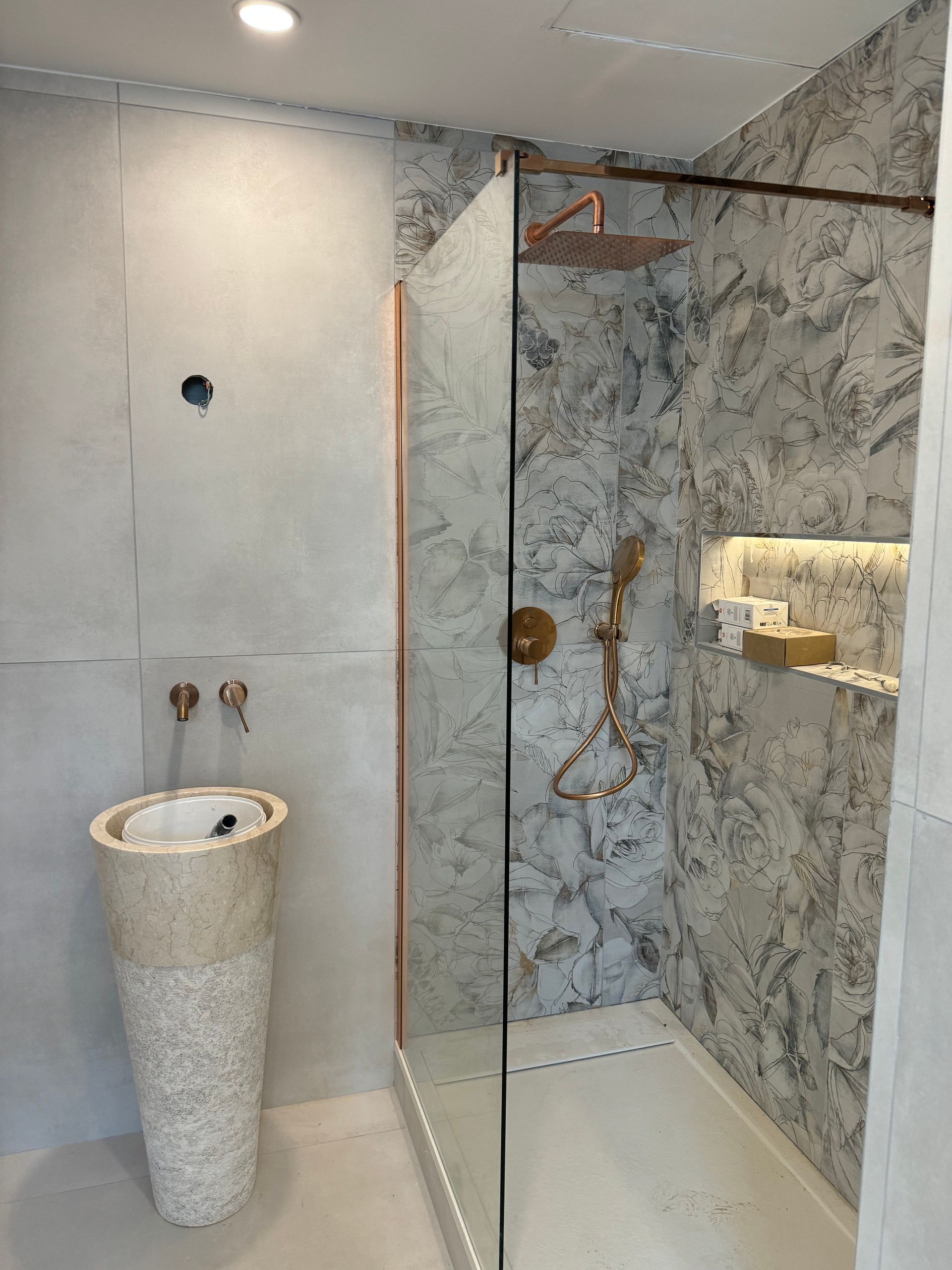 Salle de bains avec un évier et une douche à l'italienne, en marbre et granit