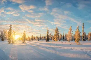 Hitsaaja tekee hitsaustöitä