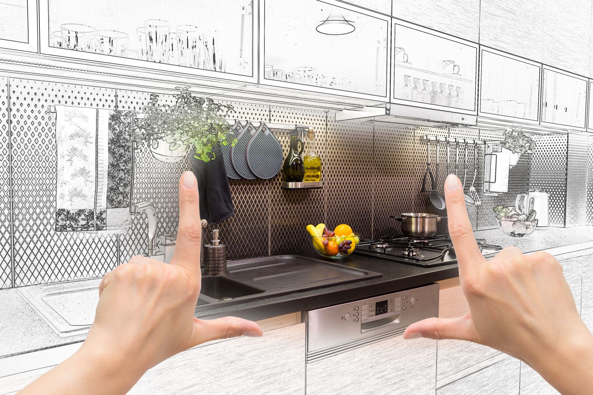 Des mains encadrent un dessin de cuisine esquissé, mettant en valeur l'espace de travail et l'agencement du plan de travail.