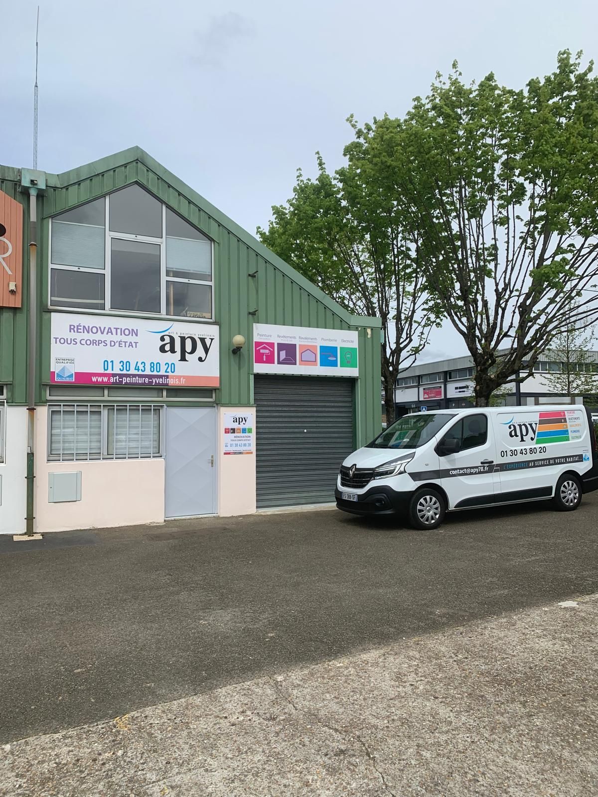 Camionnette de service portant le logo APY