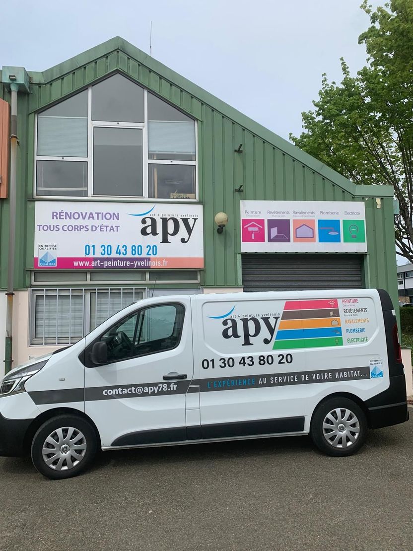 Une camionnet blanche avec logo APY devant l'entrepôt de l'entreprise APY
