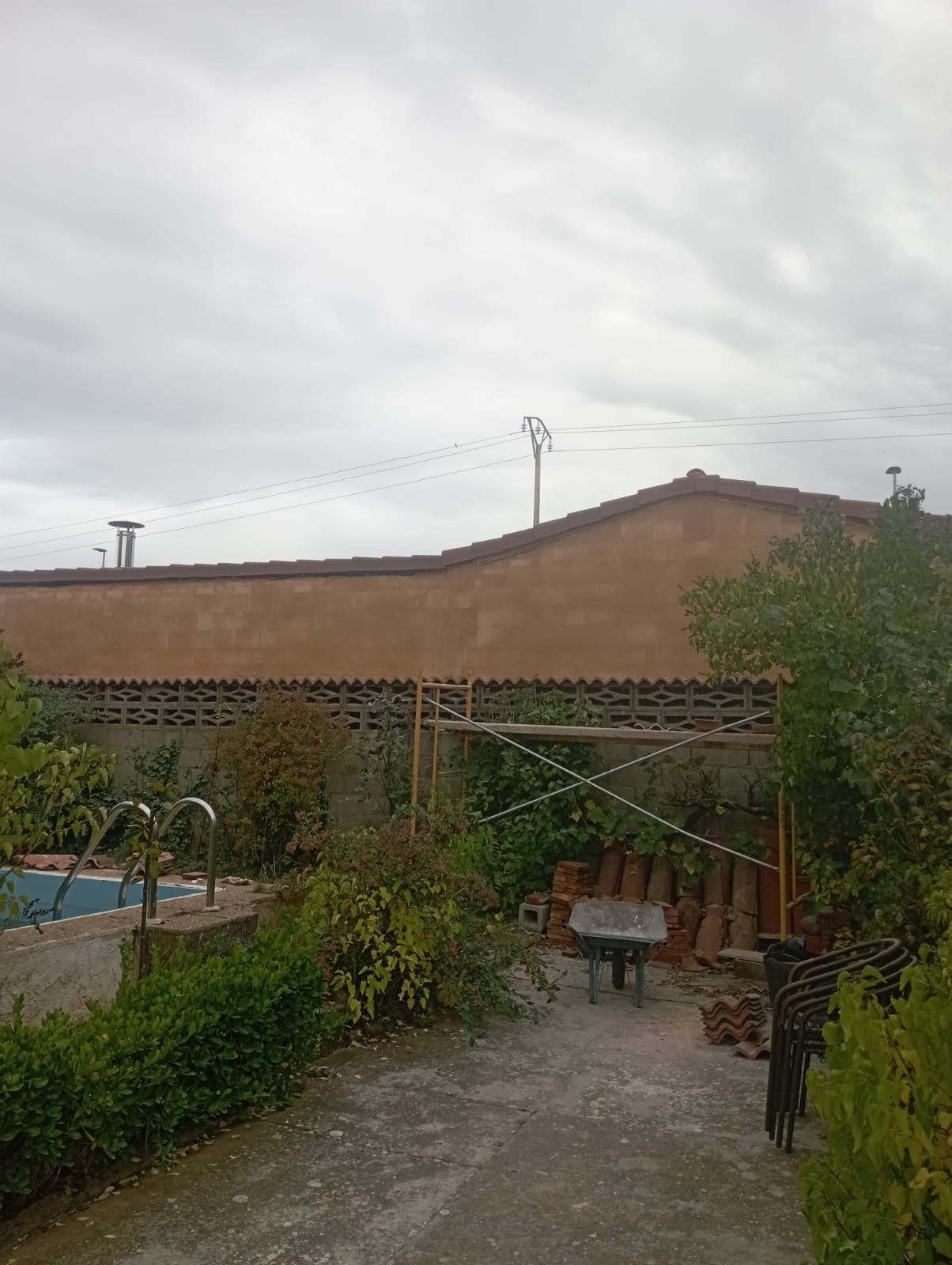 Hay una piscina en el patio trasero de una casa.