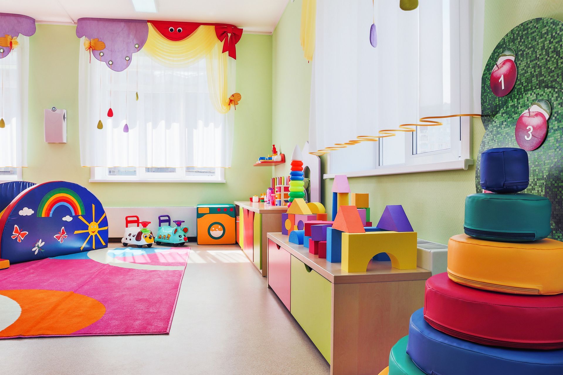 Une structure d'accueil d'enfants colorée, avec des jeux.