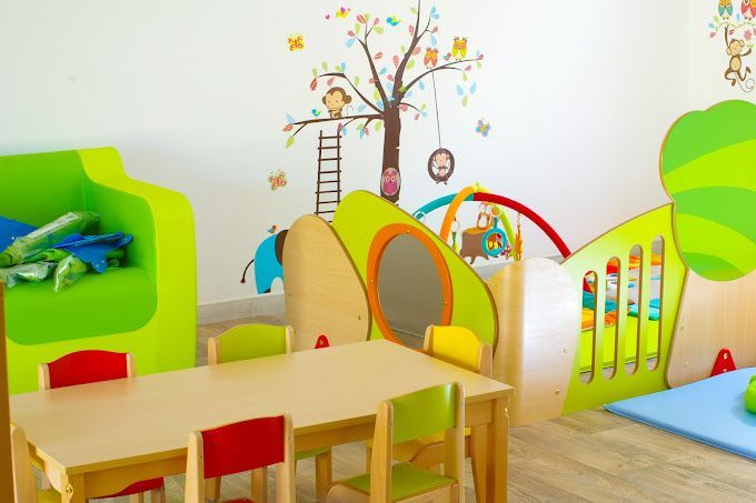 Une table en bois pour les enfants.