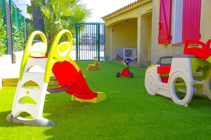 Un espace de jeu extérieur pour les enfants.