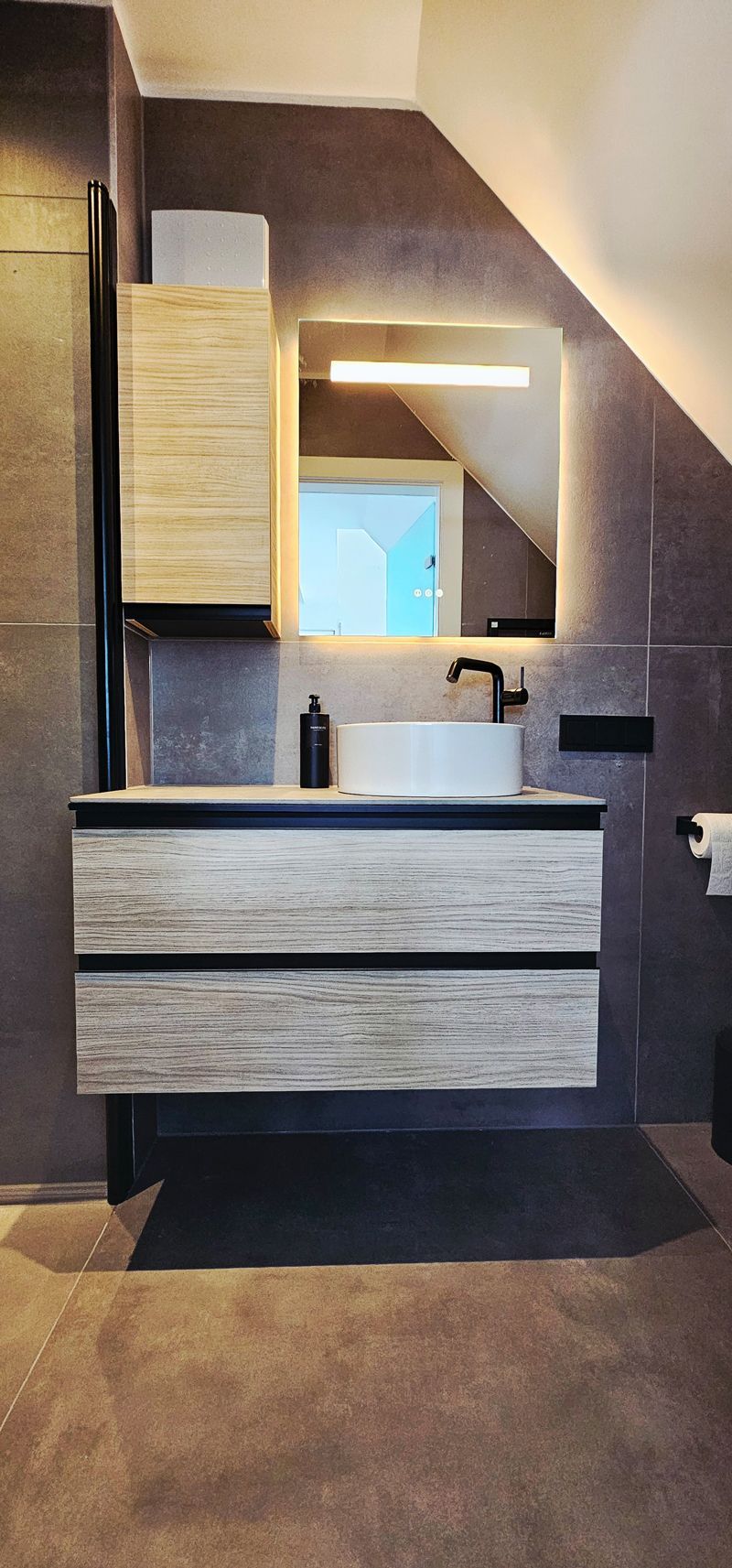Ein Badezimmer mit Waschbecken, Badewanne, Dusche und Spiegel.