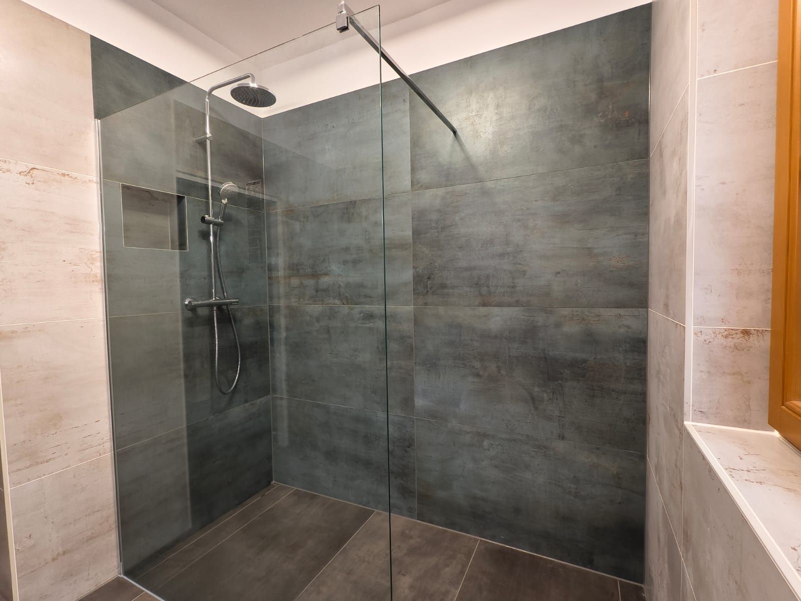 Eine Toilette in einem Badezimmer mit einer tropischen Tapete an der Wand.