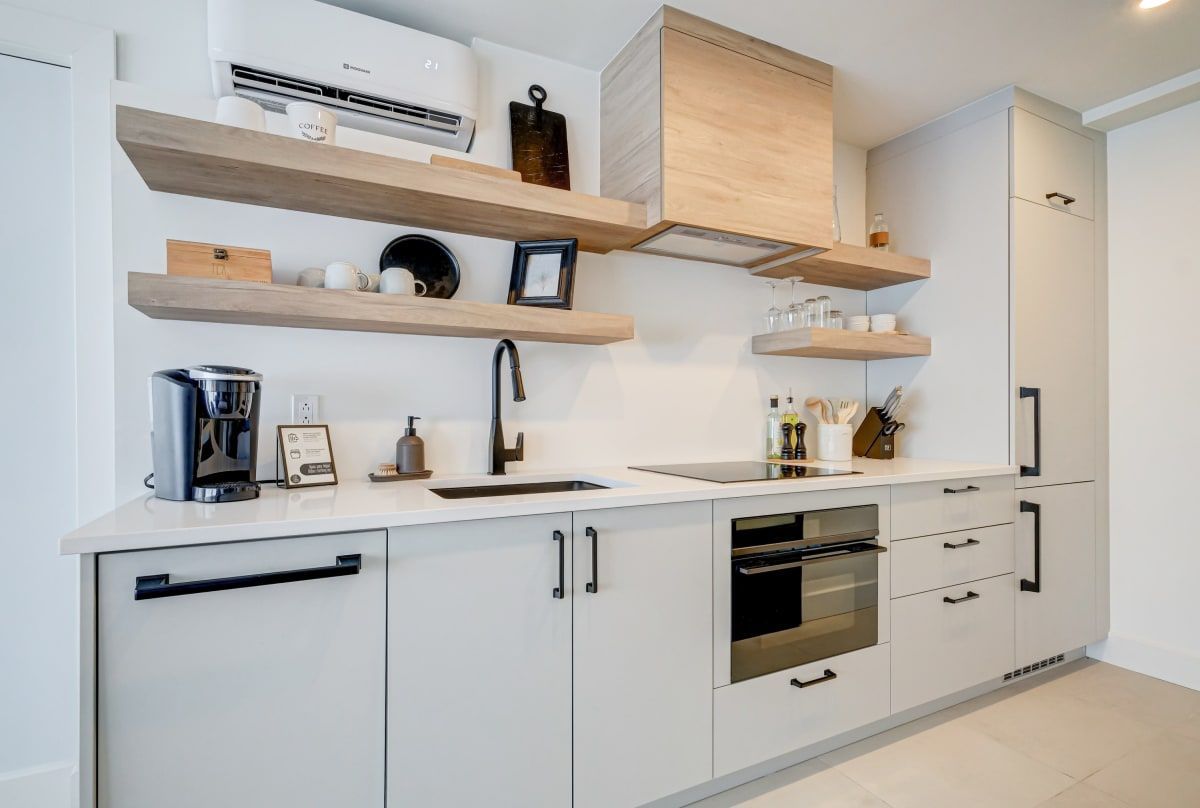 Fully equipped loft kitchen with oven, cooktop and coffee maker