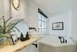 Salle de bain d'un loft avec baignoire à remous en coin et vasque
