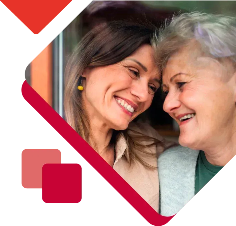 Dos mujeres están sonriendo y mirándose.