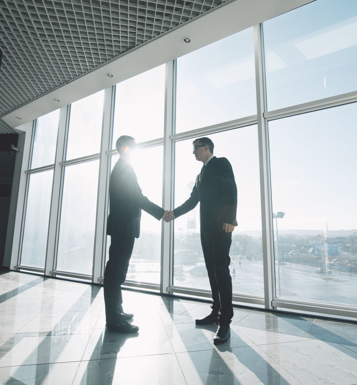 Deux hommes se serrent la main.