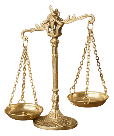Une balance dorée.