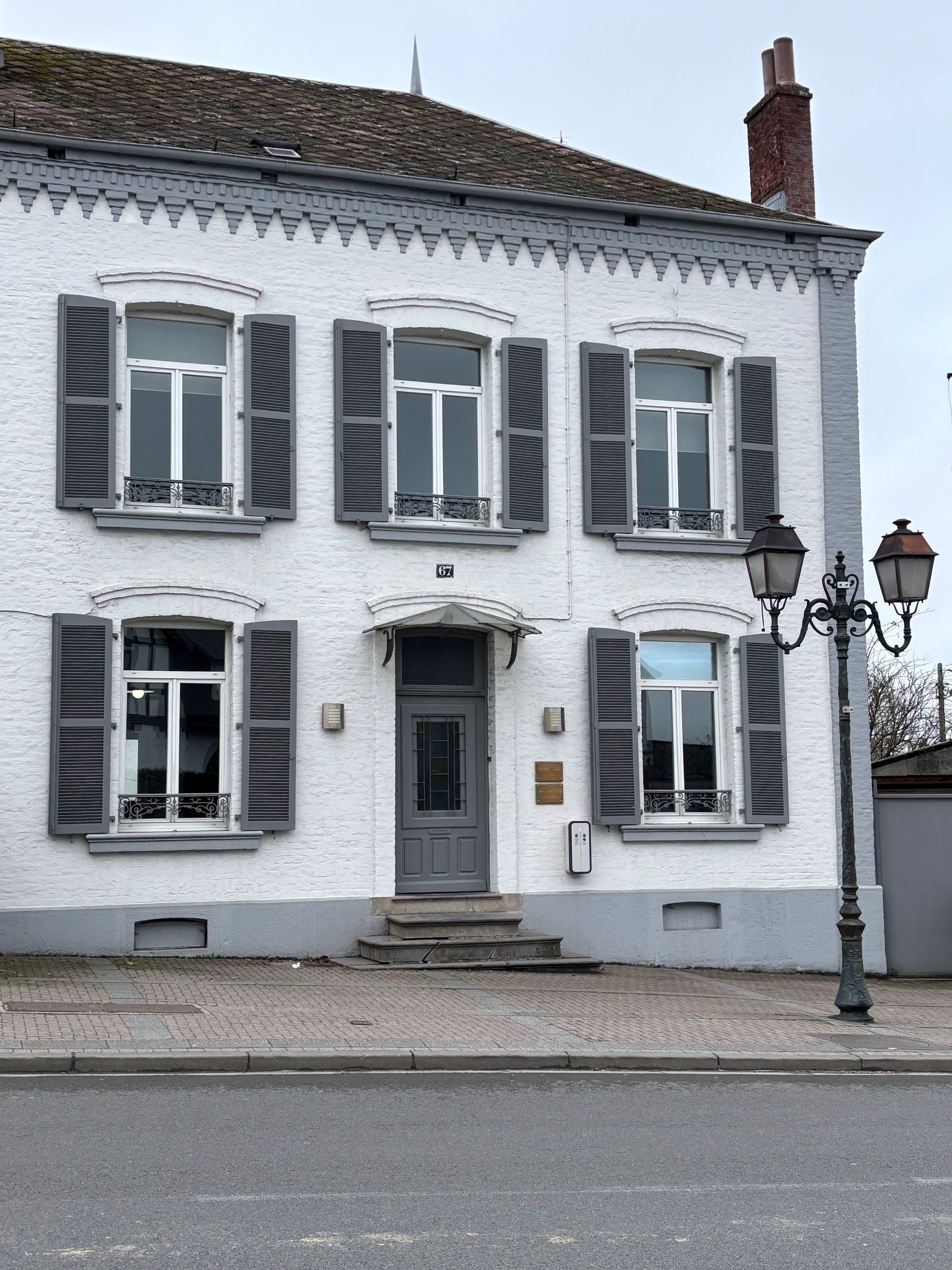 La devanture du cabinet d'Avesnes-sur-Helpe.