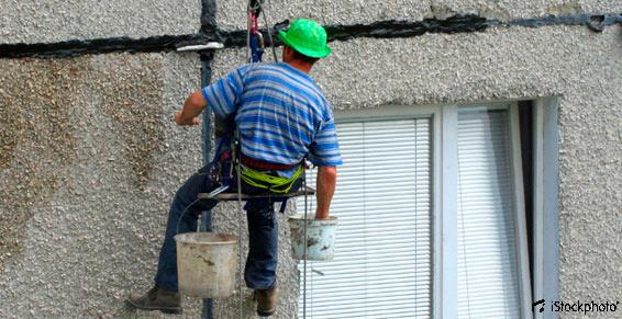 Ouvrier suspendu travail étanchéïté façade 