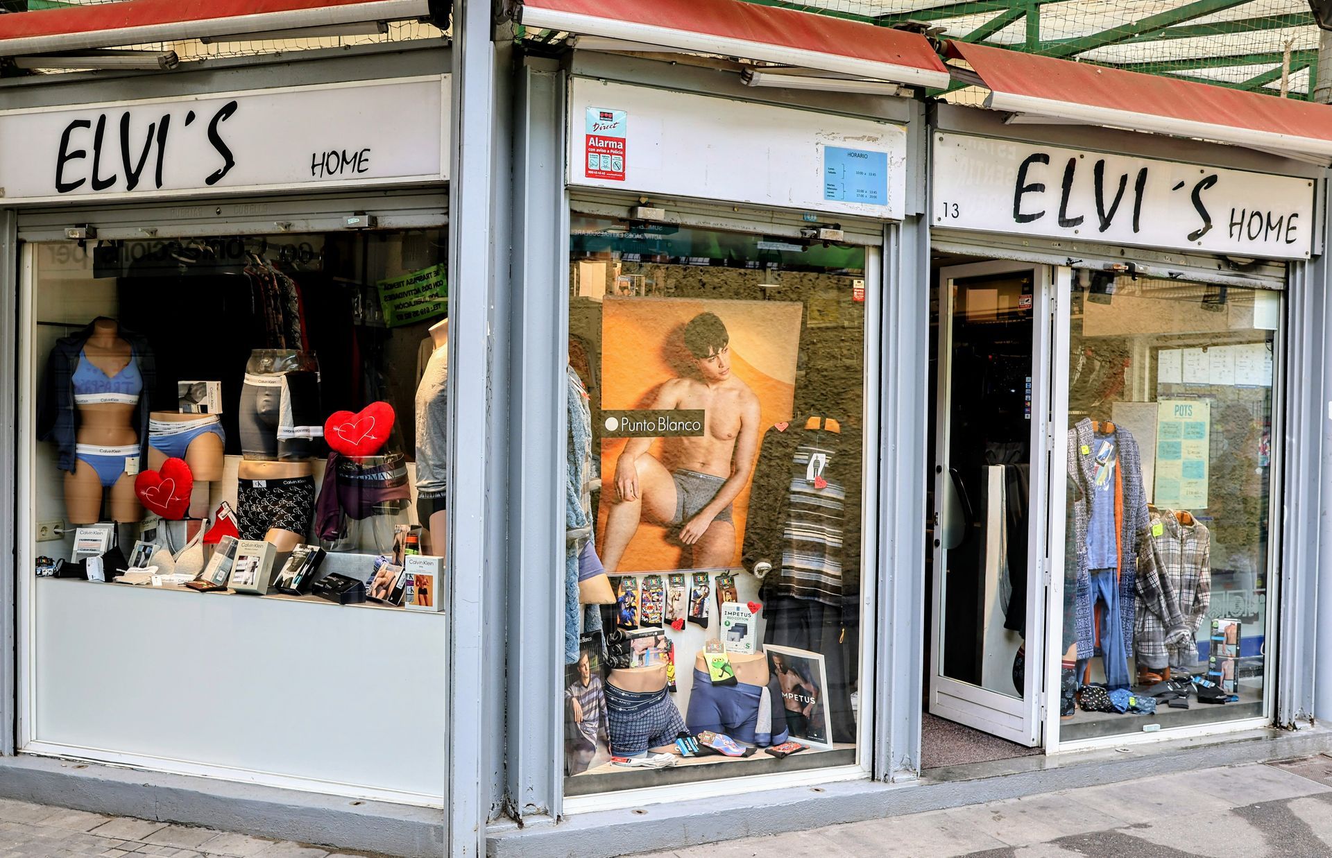 Un escaparate con un hombre en ropa interior en el escaparate.