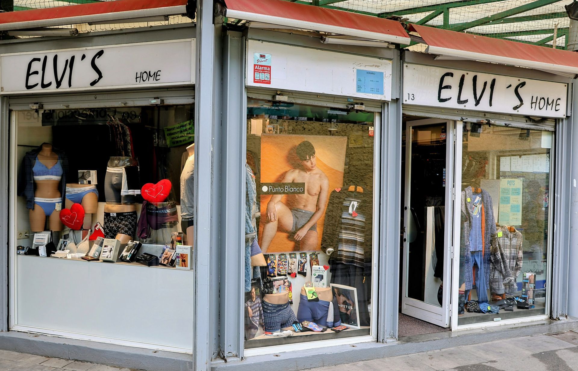 Un escaparate con la casa de Elvis escrita en él