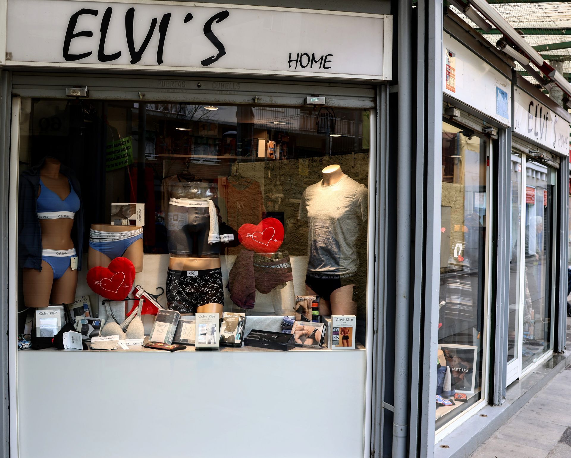 Una tienda llamada Elvi's tiene maniquíes en el escaparate.