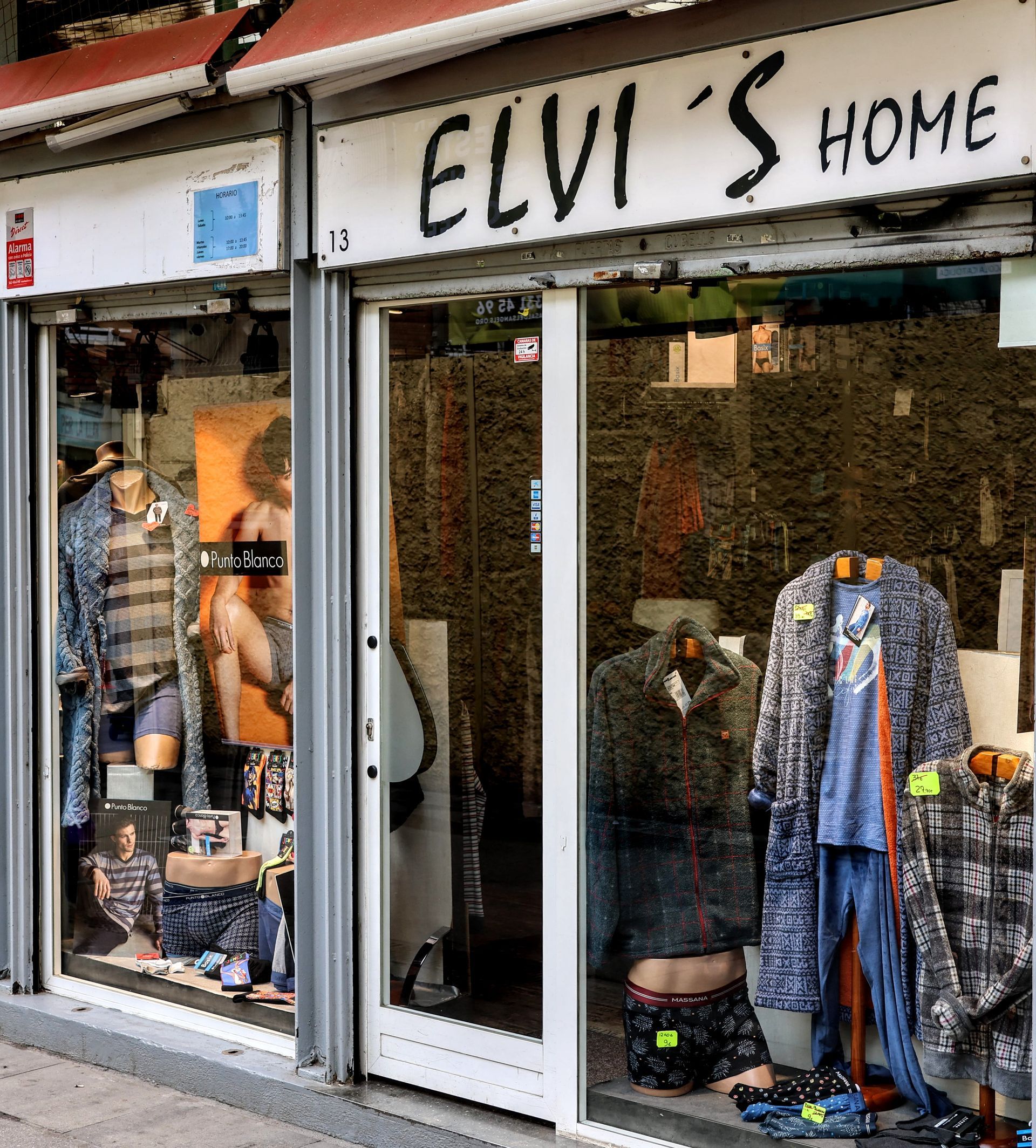 Un escaparate con un cartel que dice 