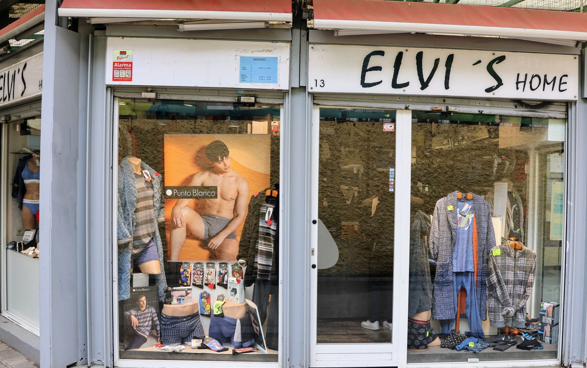 Un escaparate con un cartel que dice 