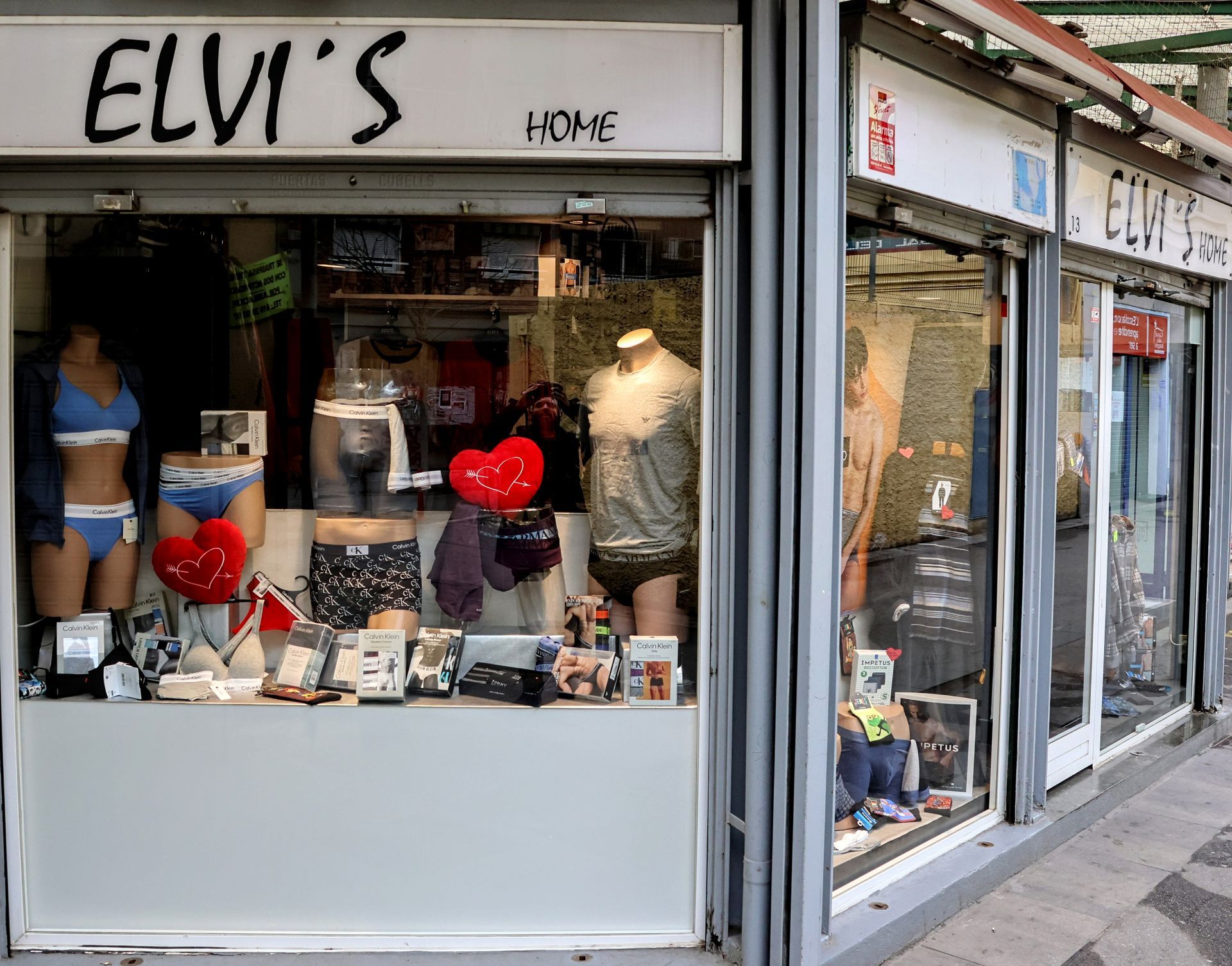 Tienda de Elvis Home con maniquíes en el escaparate.