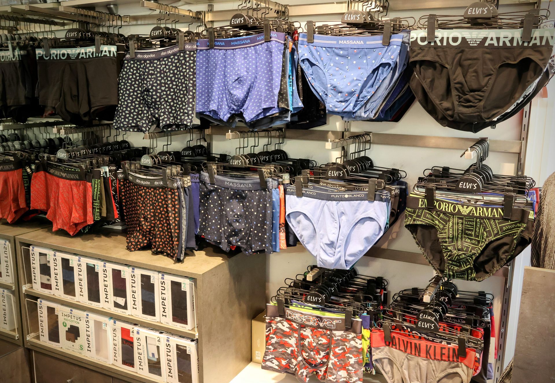 En una tienda se exhibe una variedad de ropa interior.