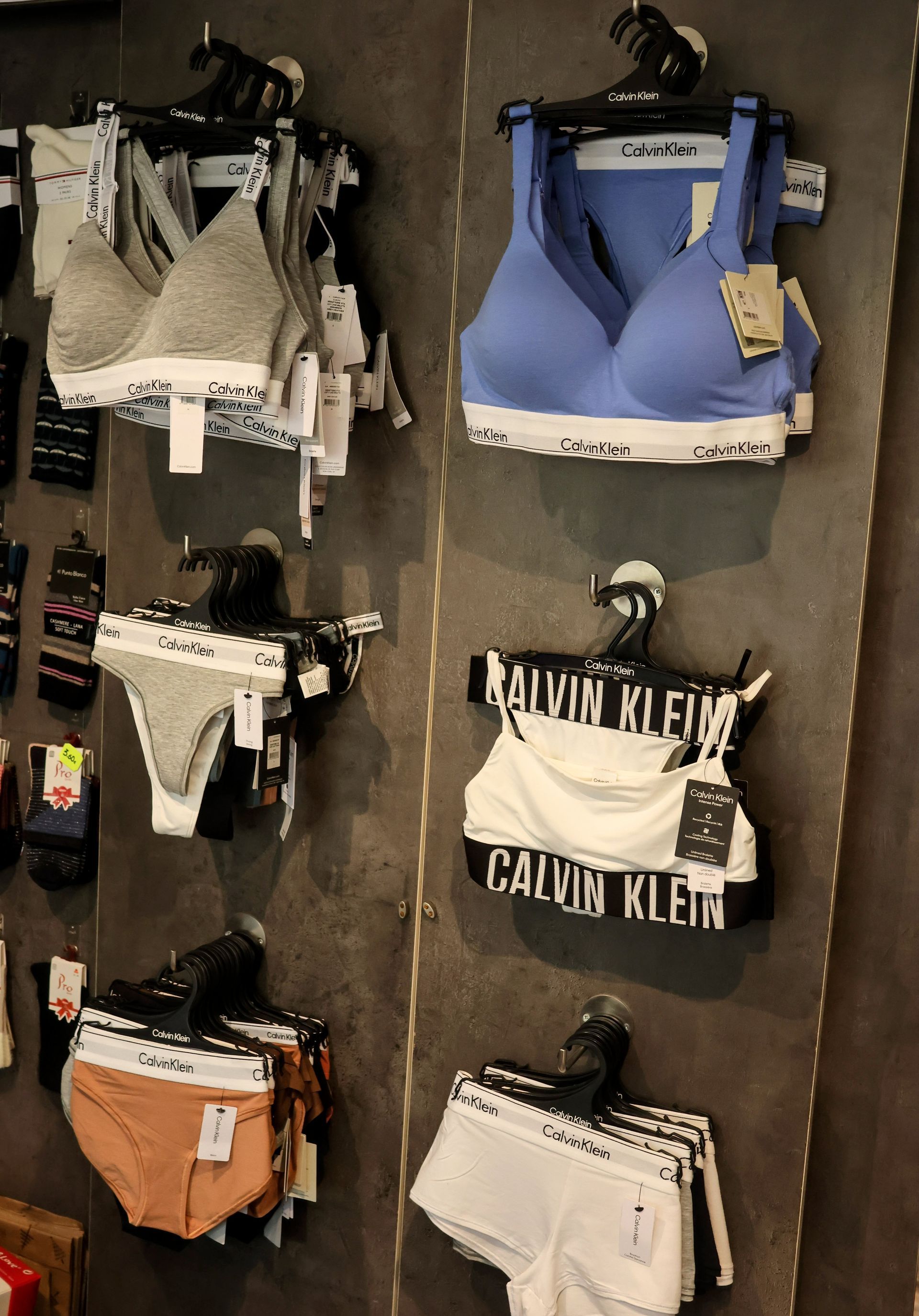 Una exhibición de ropa interior Calvin Klein cuelga en una pared.