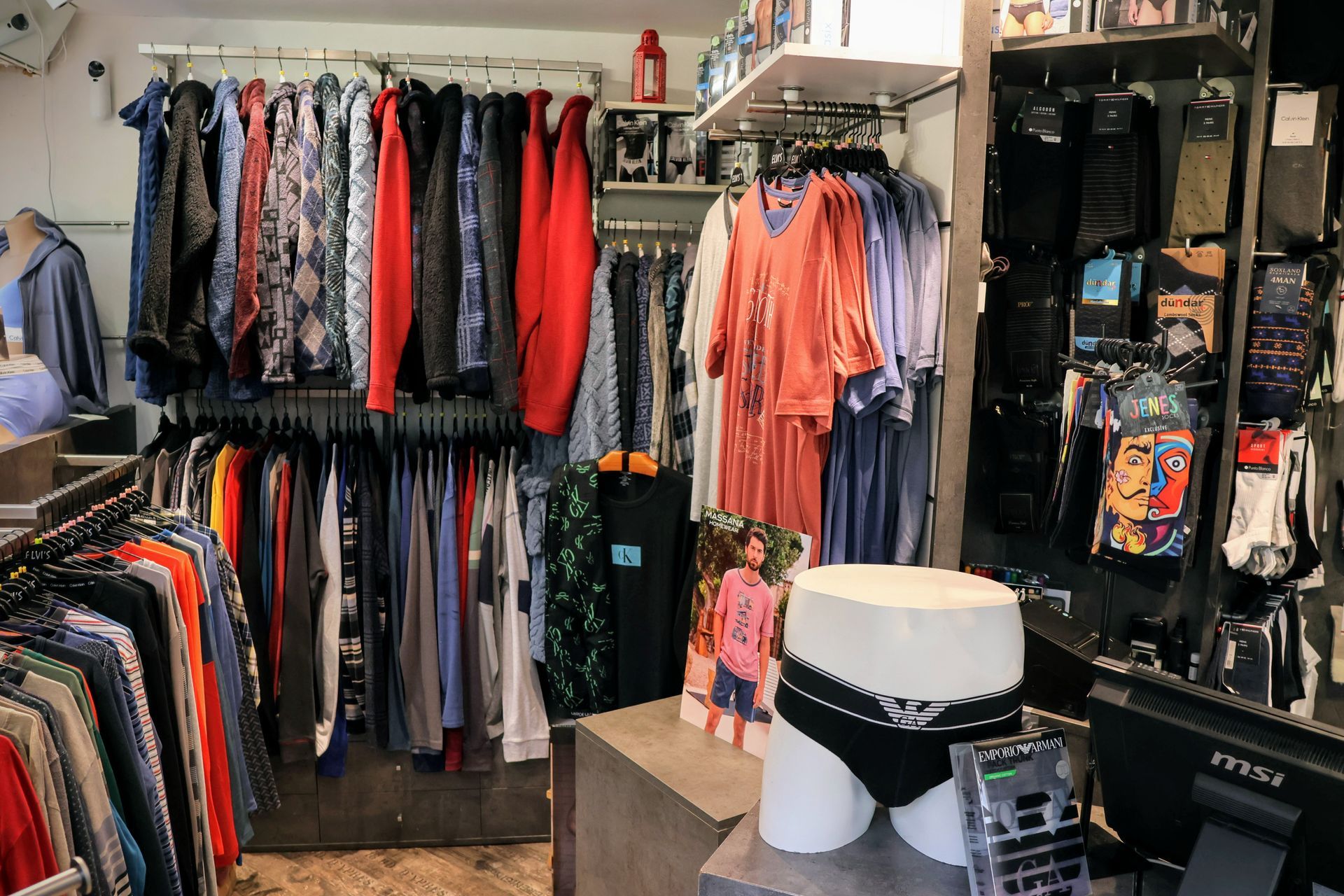 Una tienda llena de mucha ropa y ropa interior