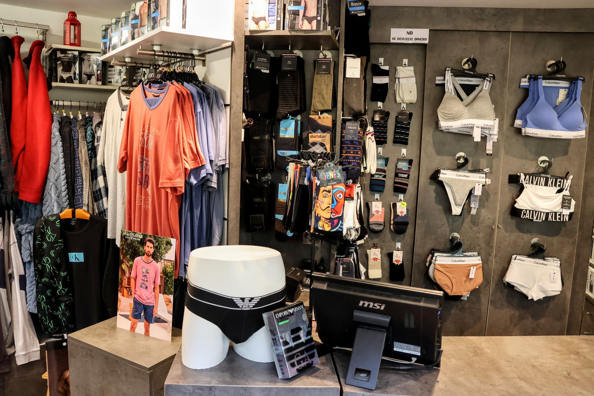 Una tienda llena de mucha ropa y ropa interior.