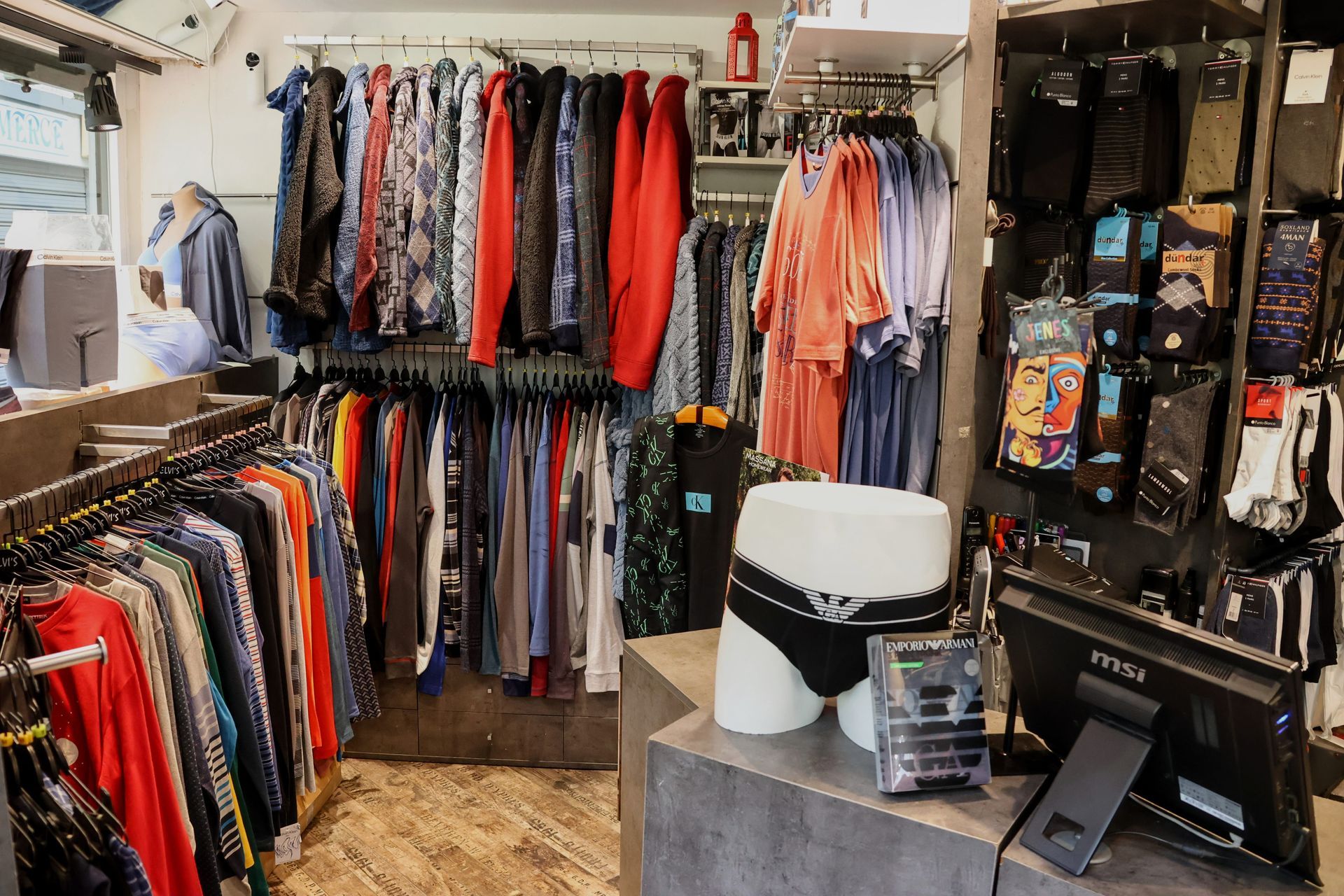 Una tienda llena de mucha ropa y ropa interior