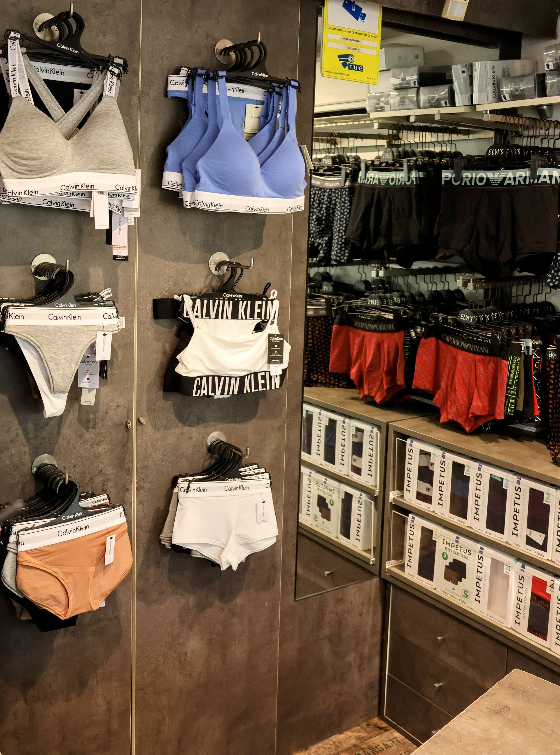 Una exhibición de ropa interior Calvin Klein en una tienda.