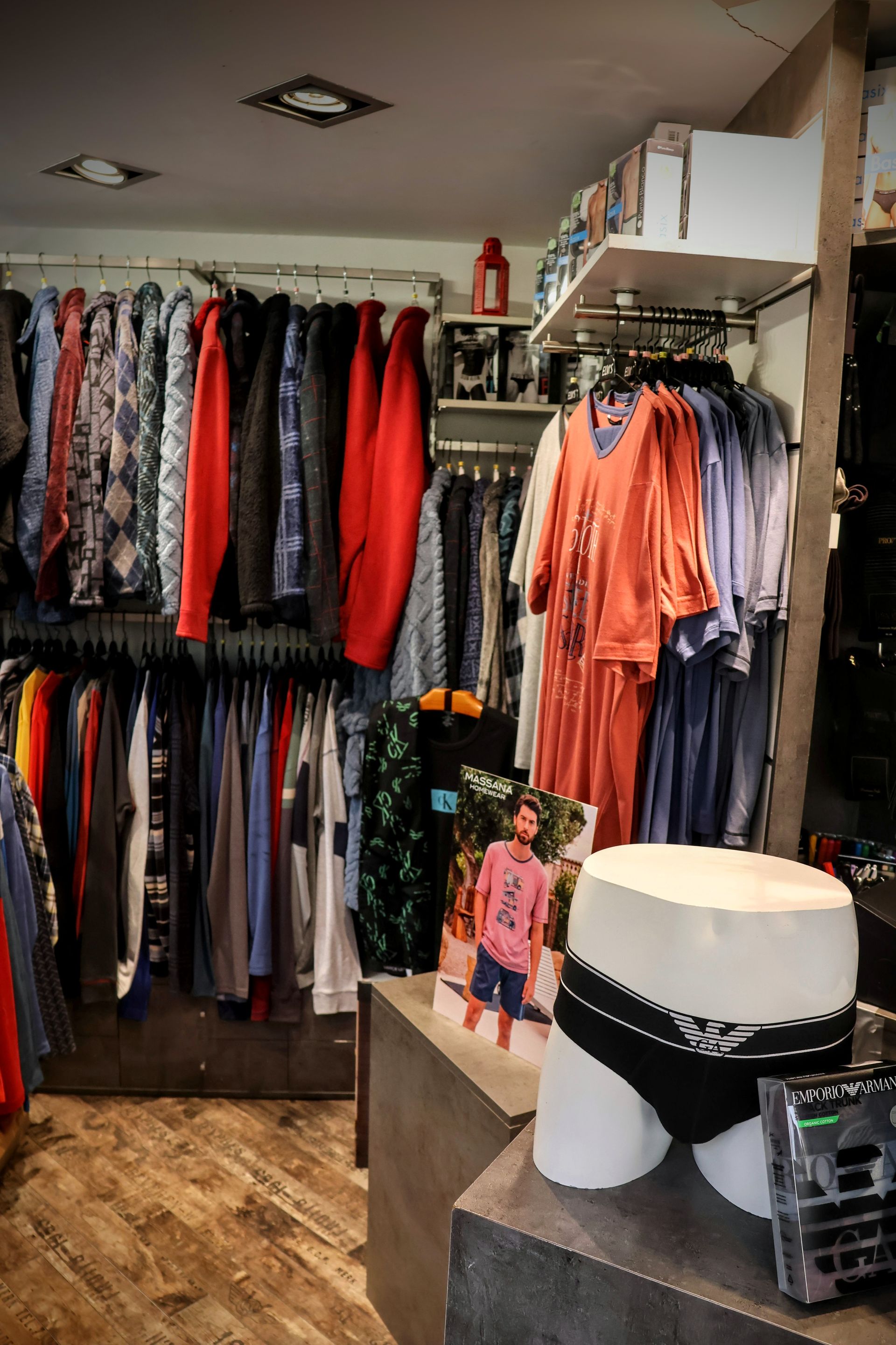 Una tienda llena de mucha ropa y ropa interior.