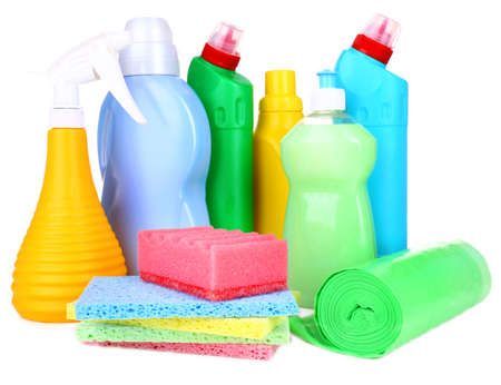 Artículos de limpieza: botellas de limpiadores de distintos colores, esponjas y un rollo de bolsas de basura verdes.