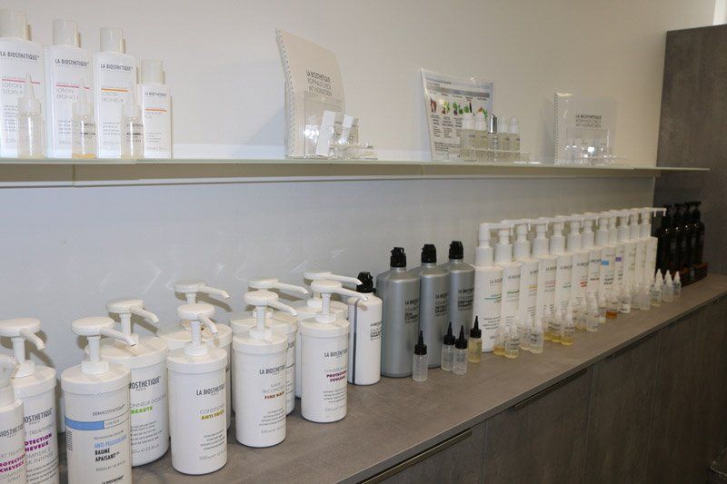 Regale mit verschiedenen Haarpflegeprodukten in einem Salon.