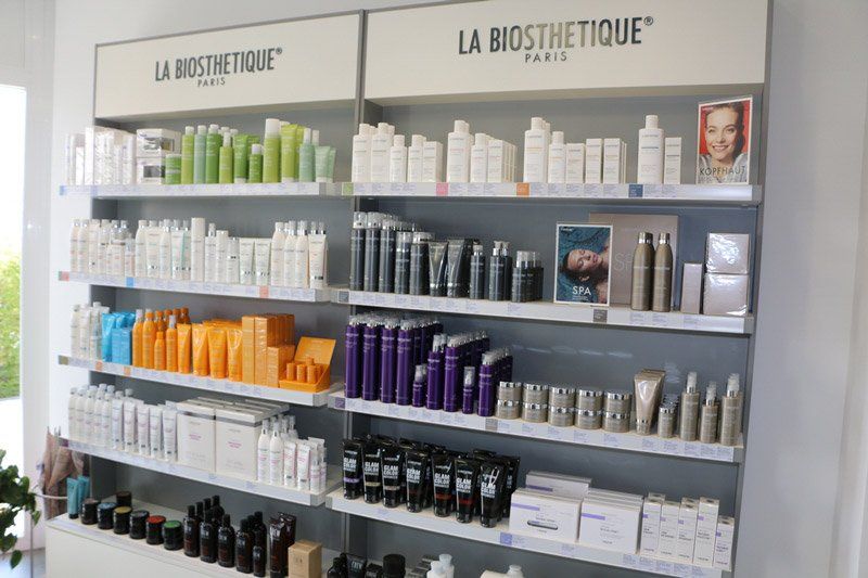 Regale mit Haar- und Hautpflegeprodukten von La Biosthetique Paris in einem Einzelhandelsgeschäft.