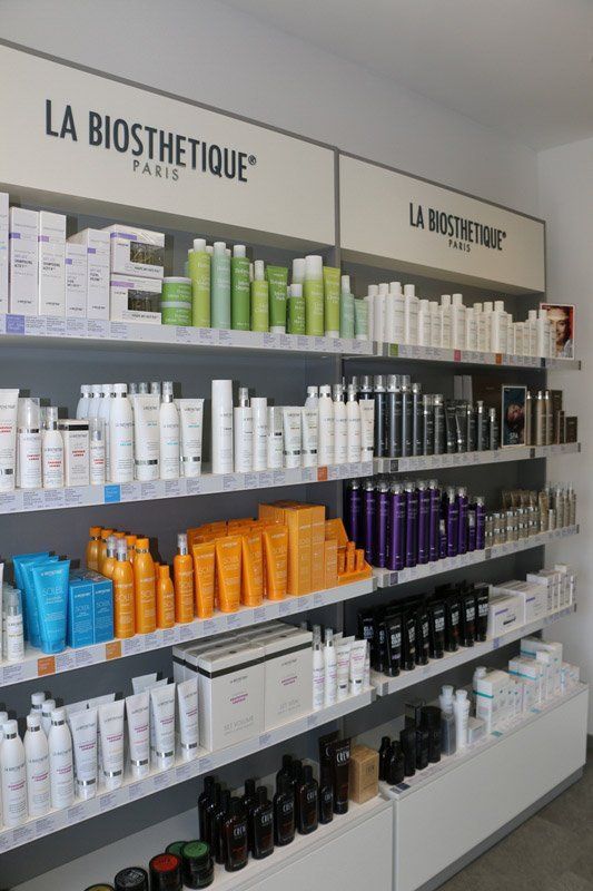 Regale mit verschiedenen Haar- und Hautpflegeprodukten von LA BIOSTHETIQUE Paris in einem Laden.