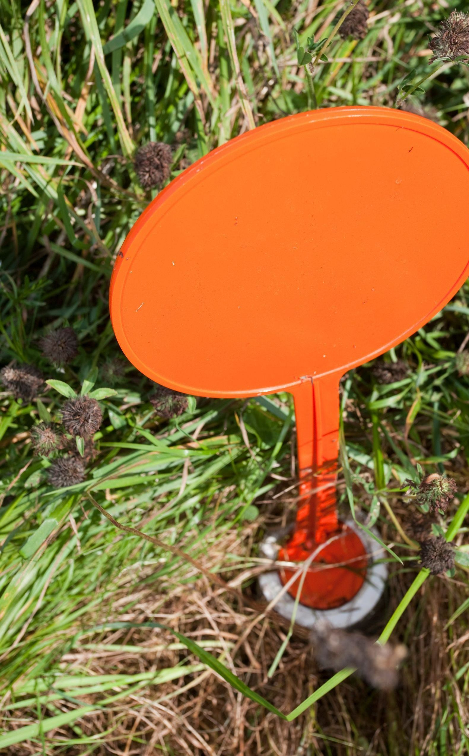 Borne orange sur un terrain