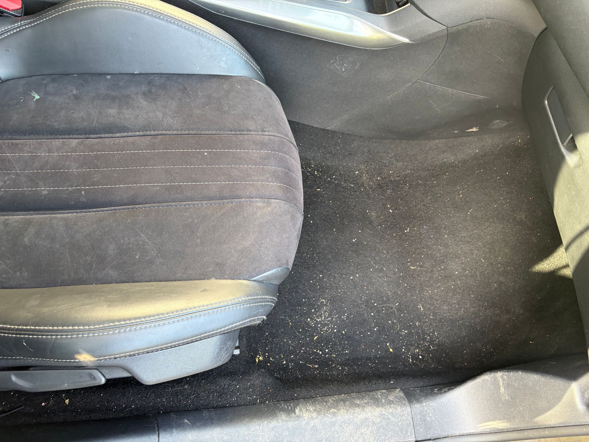 Intérieur d'une voiture recouvert de saletés et de miettes.