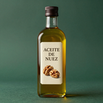 Una botella de aceite con asa sobre un fondo blanco.