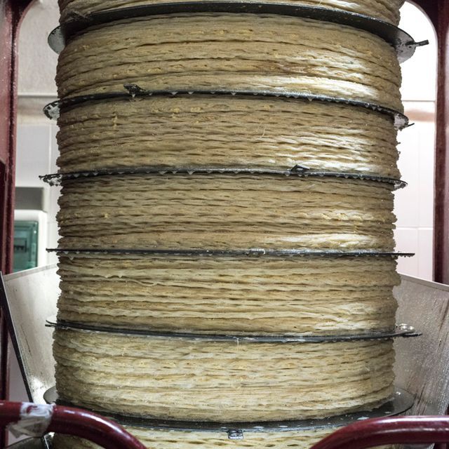 Un primer plano de una pila de cuerdas una encima de otra.