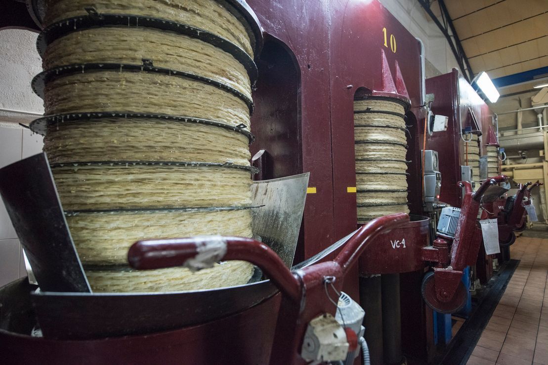 Una máquina en una fábrica que dice tn