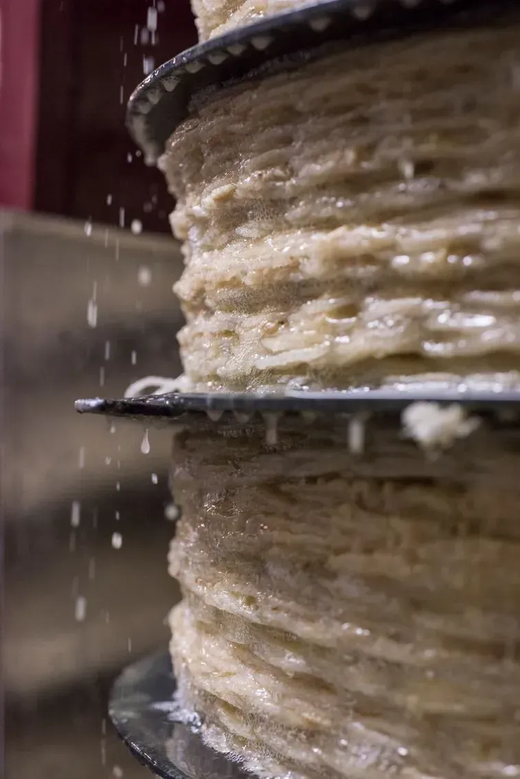 Un primer plano de una pila de pasteles sobre una mesa.